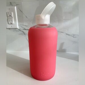 BKR Glass water bottle with silicone sleeve in Debbie